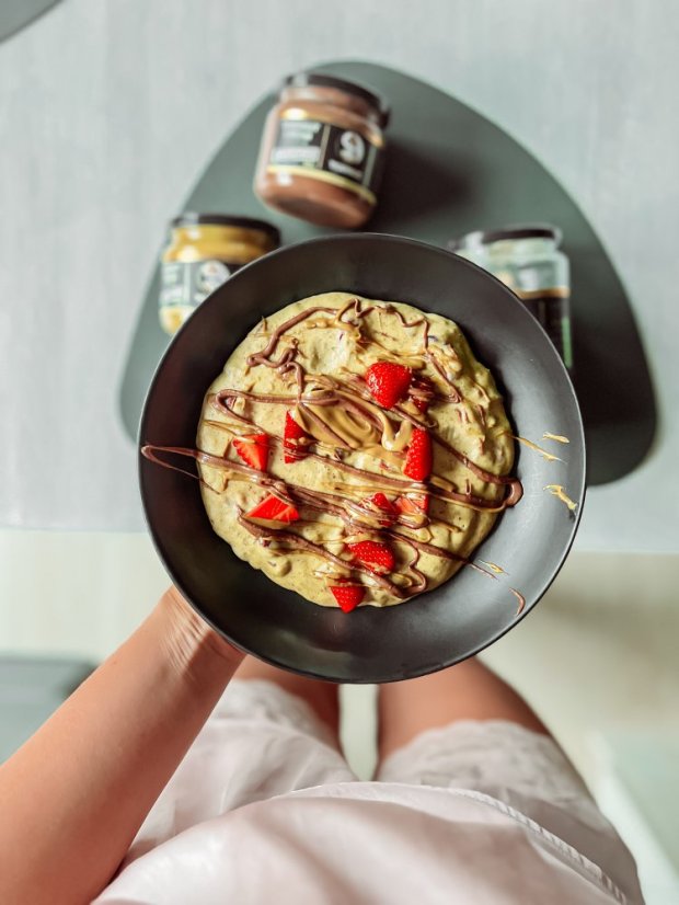 Tiger nut protein porridge with matcha and cranberries
