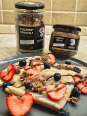 Granola z lupínků loupaného tygřího ořechu z Valencie s karobocou čokoládou a višní