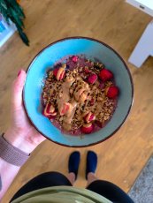 Porridge mit Beeren und Gojibeeren