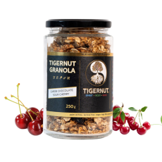 Granola z lupienkov lúpaného tigrieho orecha z Valencie s karobovou čokoládou a višňou