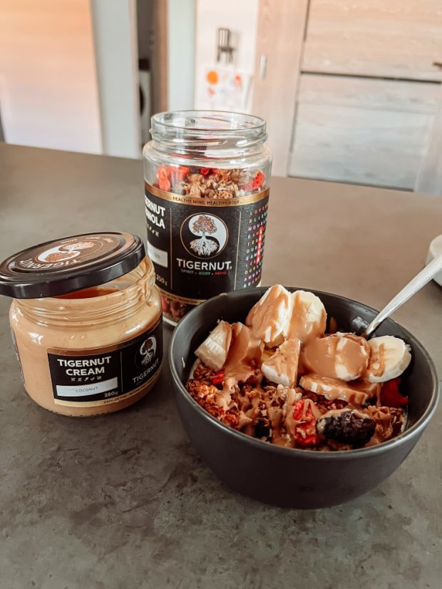 Granola z tygřích ořechů s bobulemi a goji