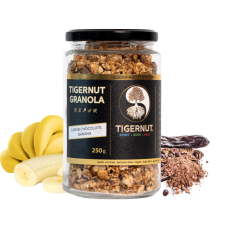 Granola z lupienkov lúpaného tigrieho orecha z Valencie s karobovou čokoládou a banánom