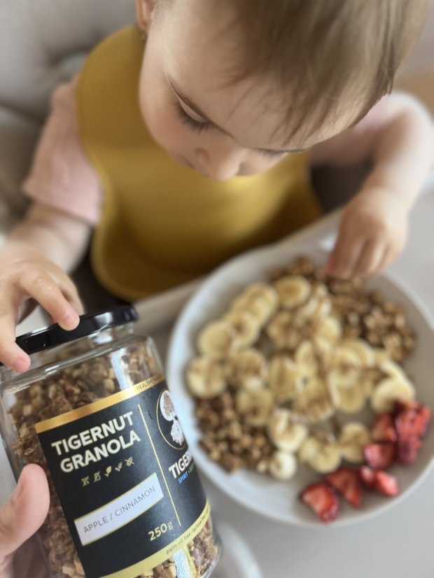 Granola z lupínků loupaného tygřího ořechu z Valencie s jablky a skořicí
